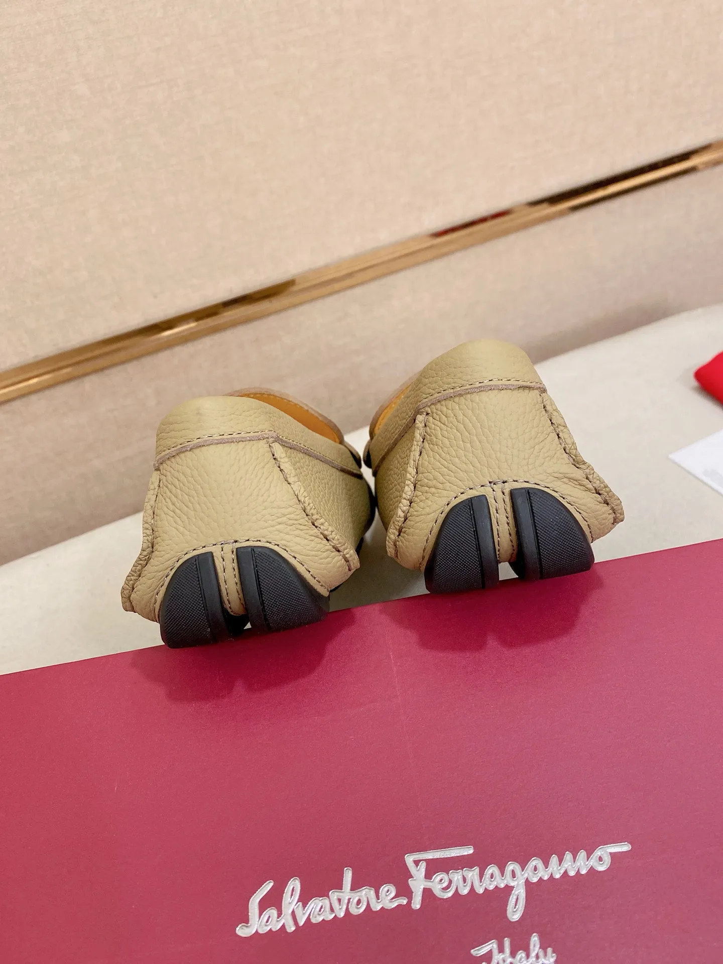 Men's shoes💰: 540💰High-end quality! Ferragamo🆕🆕Exclusive hot-selling products in stock🔥🔥New products on the shelves, high-quality Ferragamo men's pea shoes, high-end casual driving shoes, with complete packaging! 💪 💪 Material: imported first-layer pebbled cowhide 🐂 + imported high-quality water-dyed cowhide lining + wear-resistant outsole 👍🏻👍🏻 Features: high-end and comfortable, purely handmade 🚀 🚀 Create the perfect shoe that suits you best 🔥 🔥 Size: (38-44) 45 standard size can be customized!